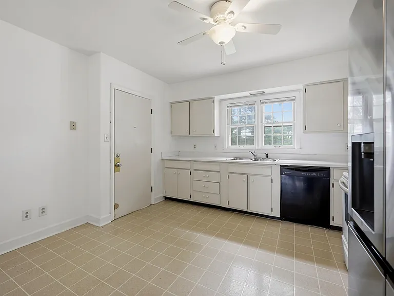 1911 Fontaine Rd — Photo 10