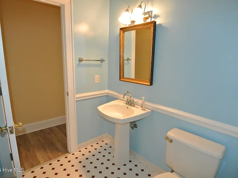 1113 Devonshire Dr — Photo 11
