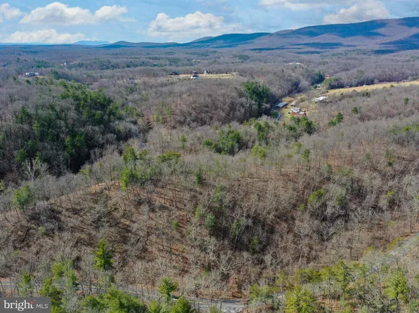 3 Hampshire Grade Rd, Gerrardstown, WV 25420