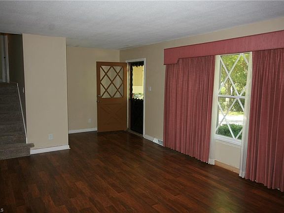 5th image of 202 Village Ln