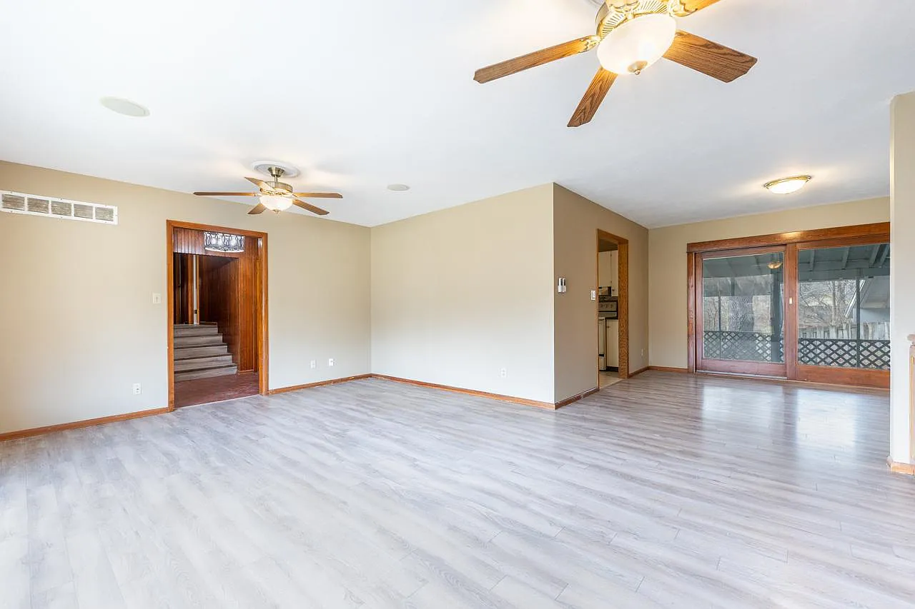 1421 Sunnyslope Lane — Photo 3