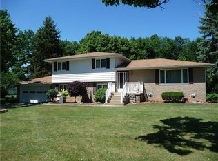 240 Meadowbrook Rd, Hermitage, PA 16148