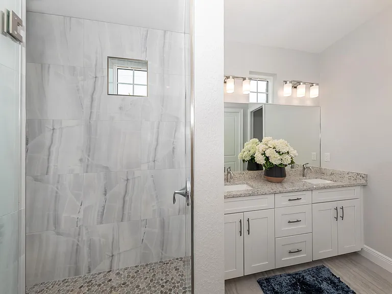 906 E Venice Ave — Photo 2