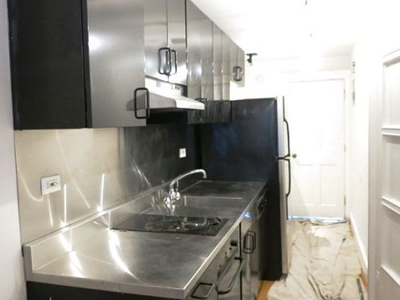 4th image of 531 Lafayette Ave