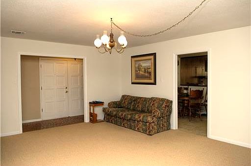 5th image of 2606 Holiday Dr
