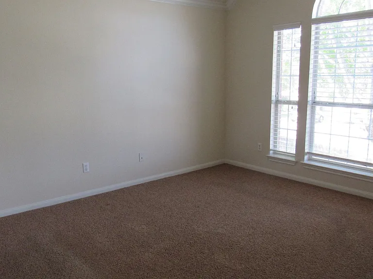 2033 Creole Dr — Photo 5
