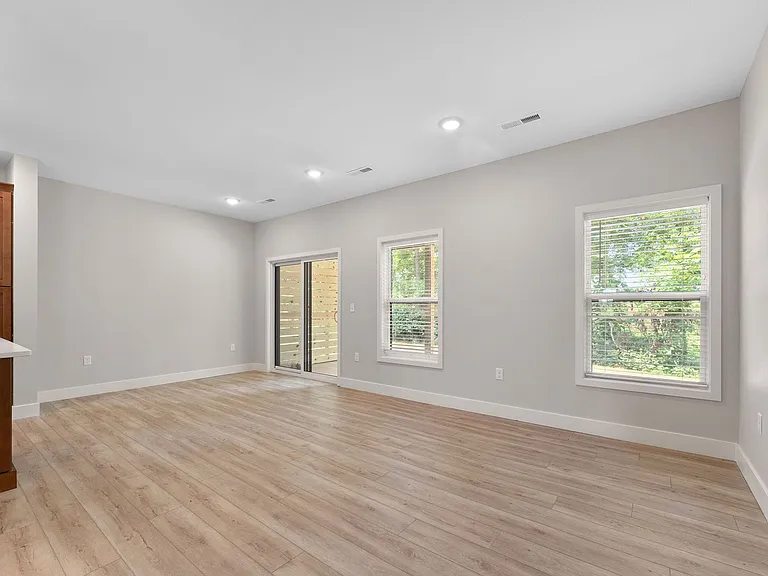 2191 W Parkview Ave — Photo 4