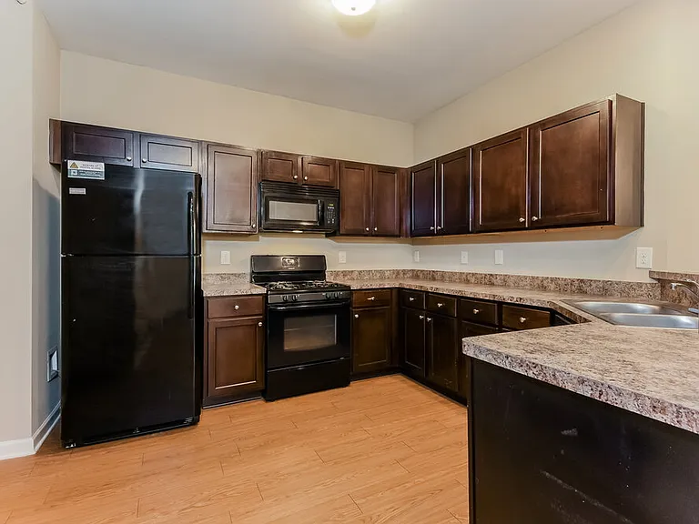 504 Hillcrest Cir — Photo 8