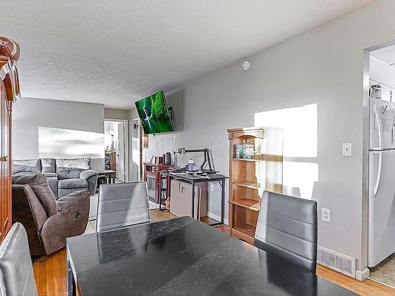 3rd image of 122 Darla Dr