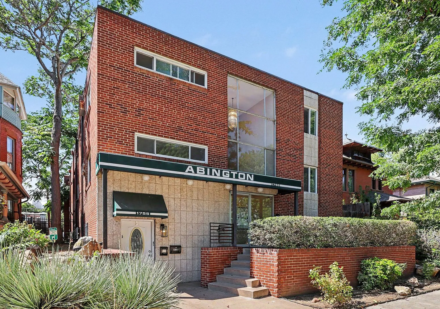 Available NOW! 2 Bedroom 2 Bath Beautiful Condo in Denver! — Photo 2