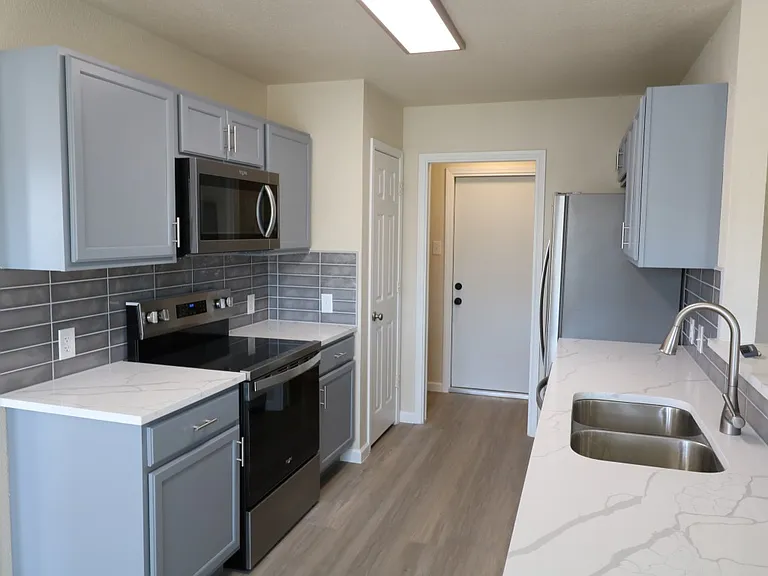 4304 Captain Dr — Photo 4