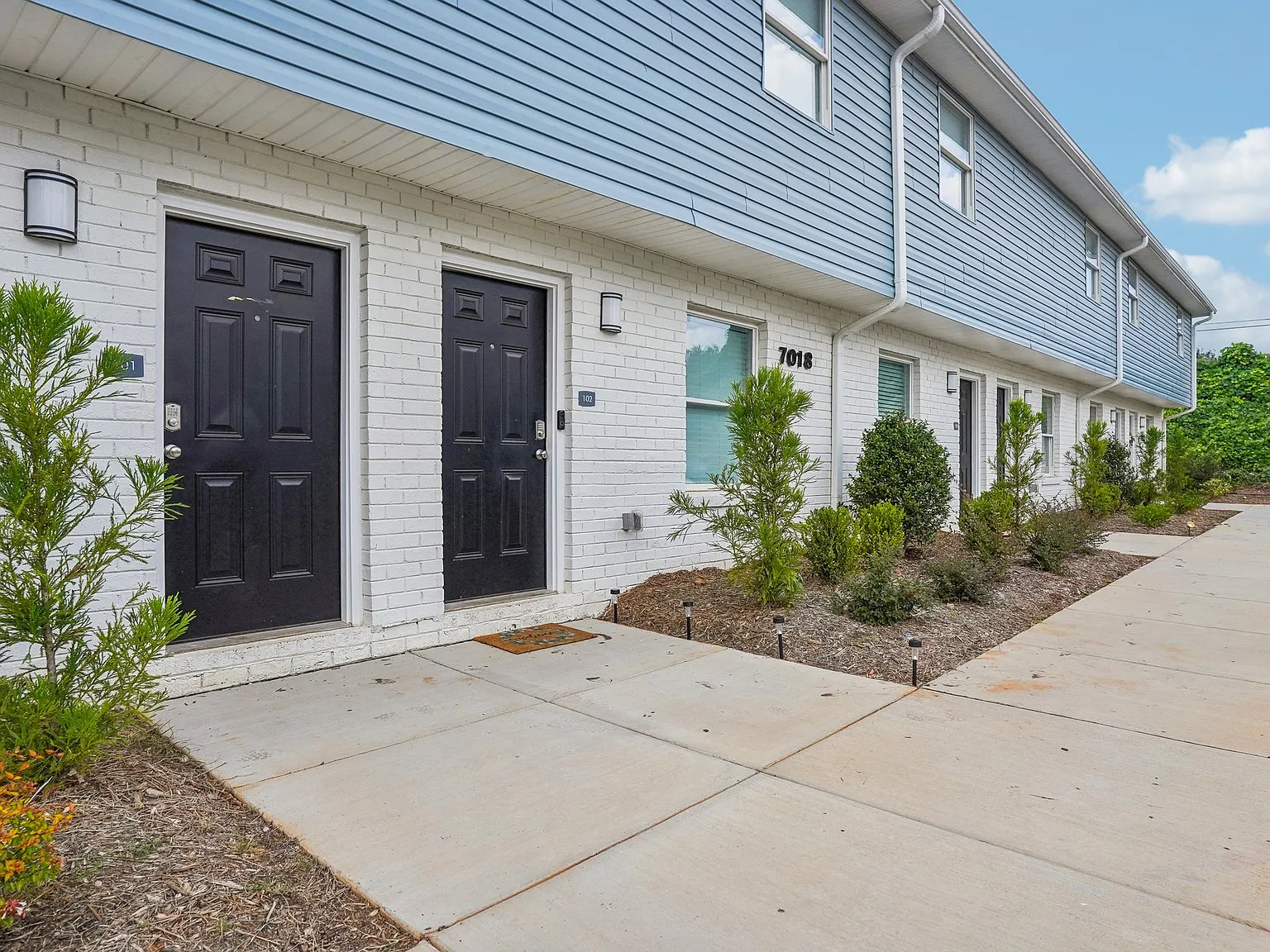Oak Tree Apartments & Townhomes — Photo 2
