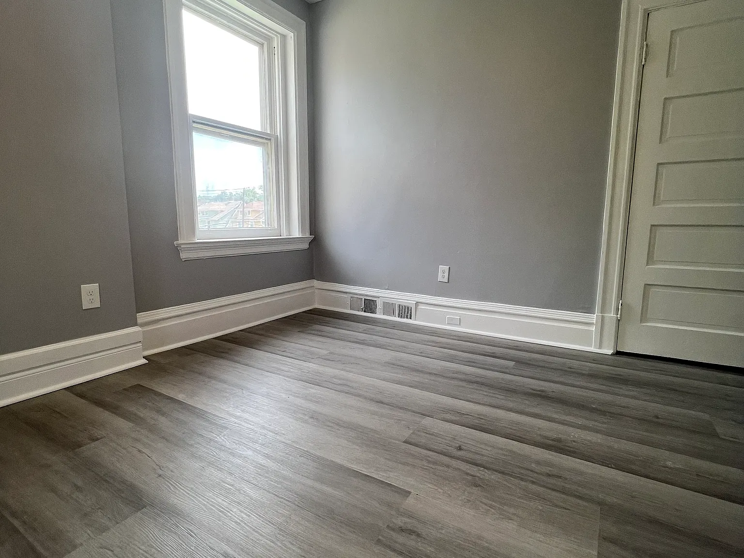 3 bed, 1300 sqft, $1,800 — Photo 2