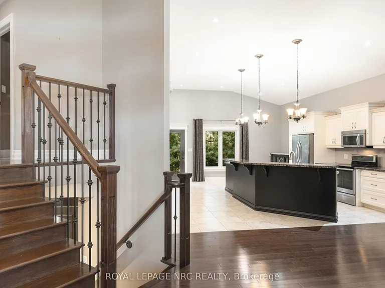 7 Sapphire Ct N — Photo 4