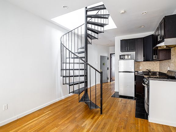 2nd image of 318 W 49th St APT 5RE
