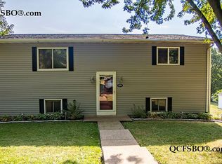 820 Chestnut Ct, Le Claire, IA