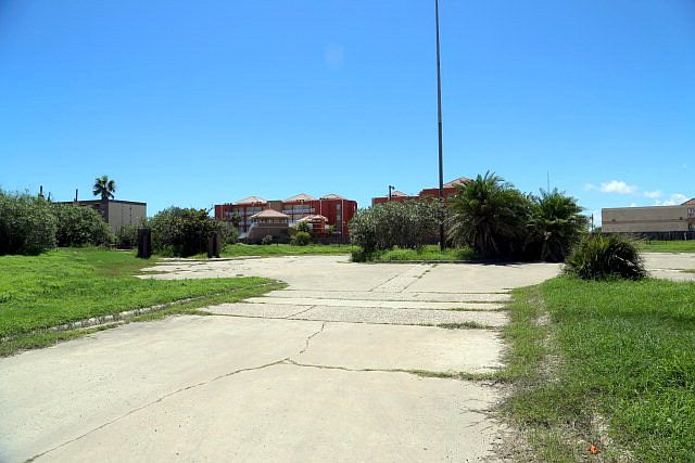 2nd image of 210 Padre Blvd