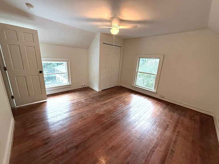 910 Orient St — Photo 9