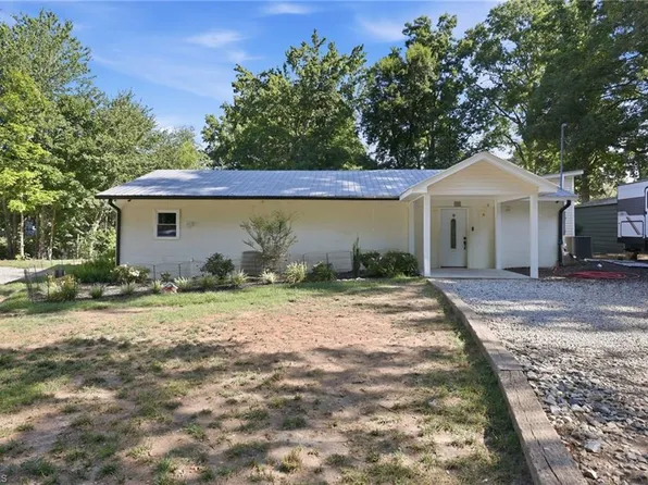901 Decker Rd, Thomasville, NC 27360