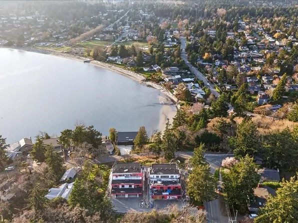 2737 Tudor Ave #2, Saanich, BC V8N 1L6