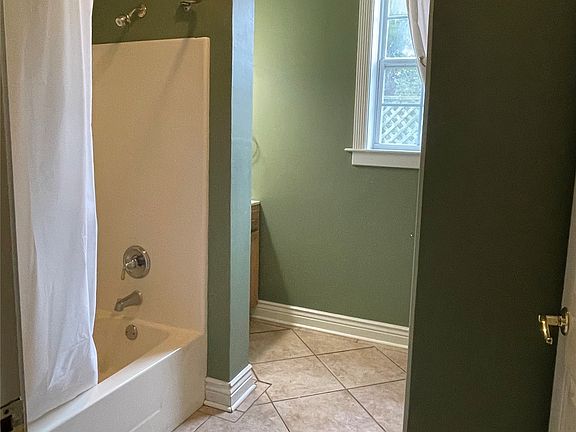 3rd image of 212 E Texas Ave