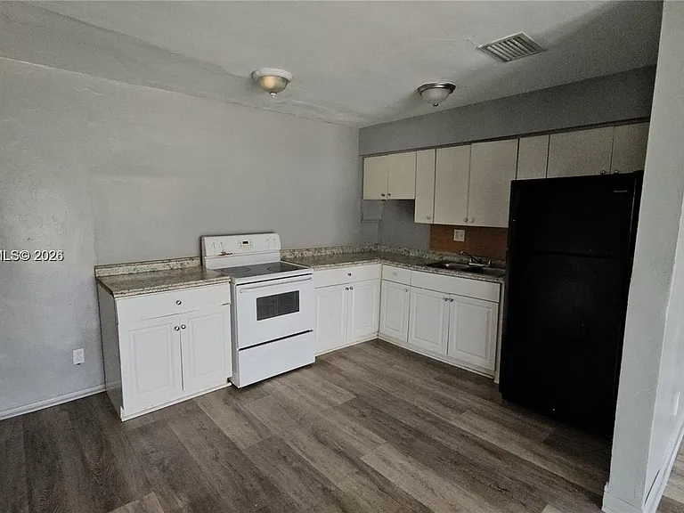 374 NW 31st Ave — Photo 5
