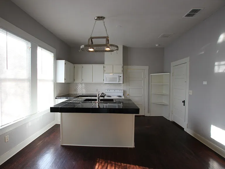 522 W Dobbs St — Photo 4
