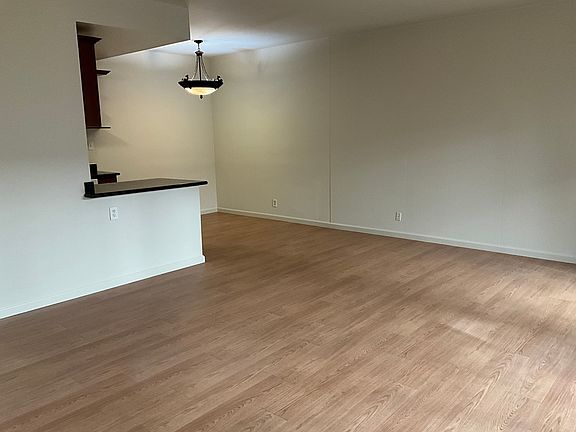 5th image of 632 Cedar St APT 1