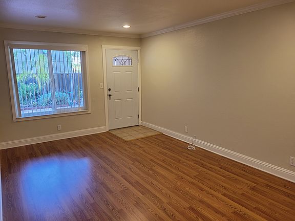 2nd image of 474 Hawthorn Ave APT 2