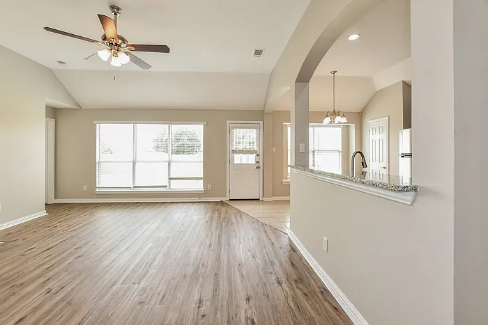 610 Fox Glen Dr — Photo 5