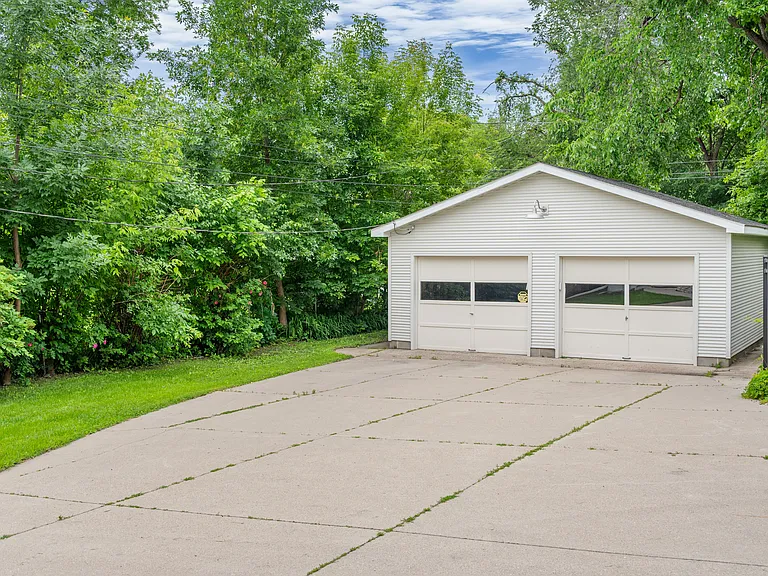 526 Reeves Dr — Photo 3