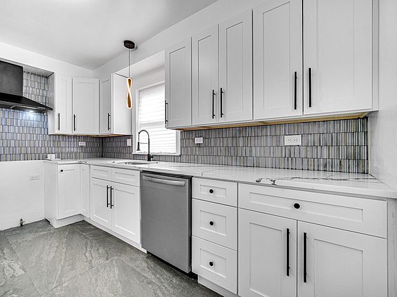 4th image of 2585 Harrison St