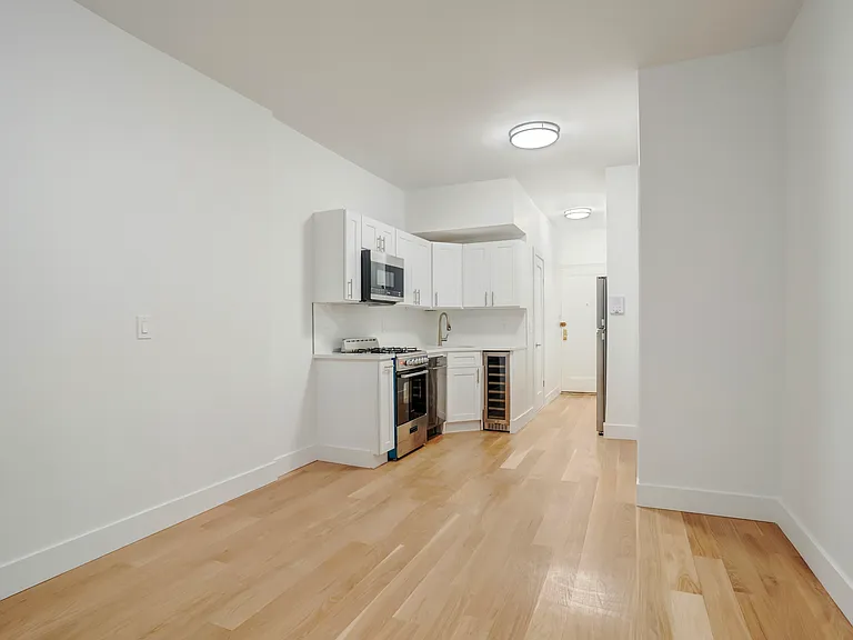 185 E 3rd St #1C — Photo 2