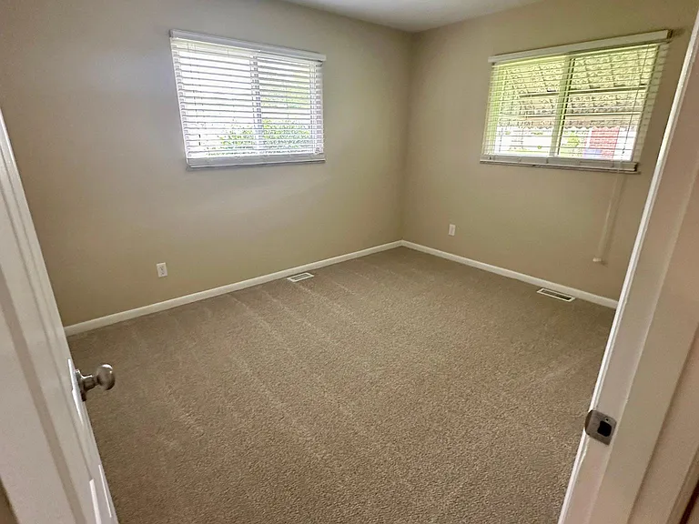 130 Winchcombe Dr — Photo 9