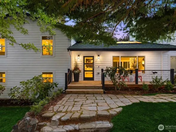 689 Pierce Court NW, Bainbridge Island, WA 98110
