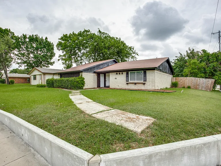 810 Ravencroft Dr — Photo 2
