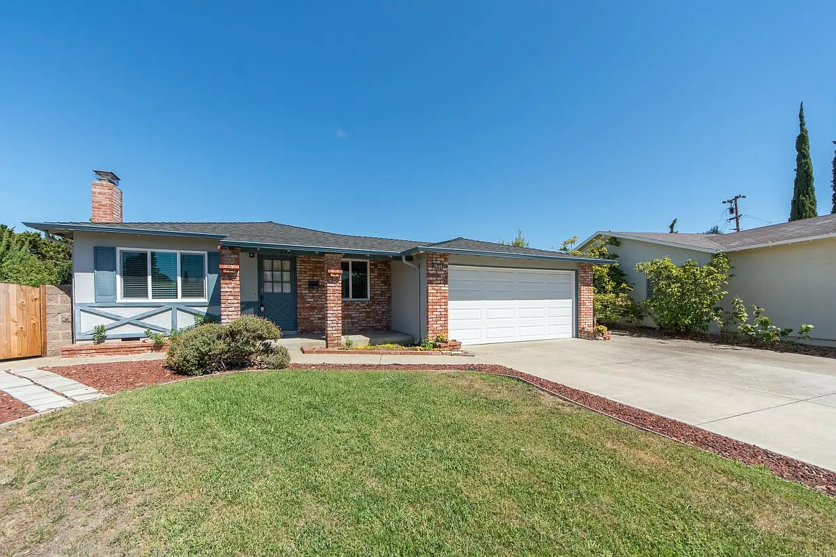 7945 Cranberry Cir photo 1