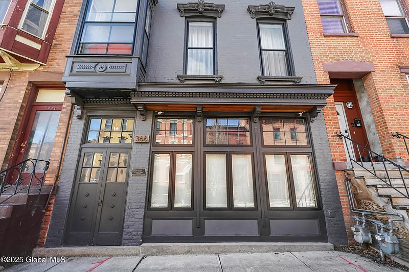 2nd image of 368 Madison Avenue