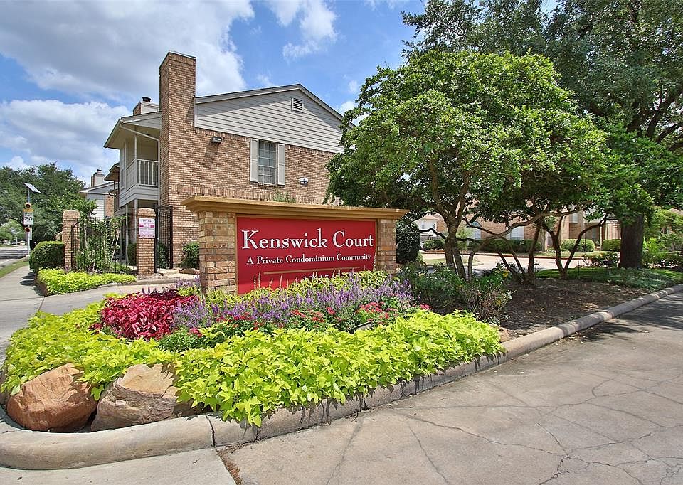 Welcome to this small, quiet complex in a convenient Walnut Bend/Westchase location.