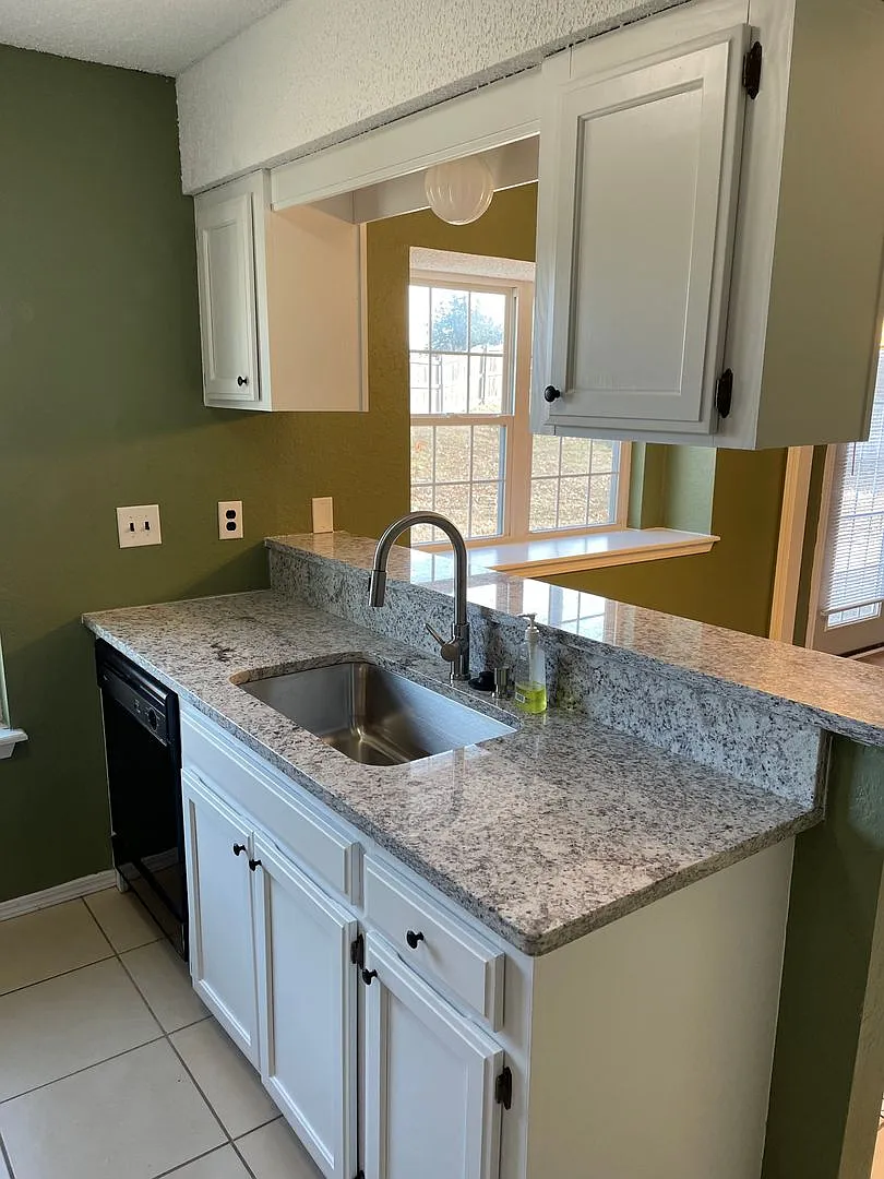 Cute 3 bedroom in Central BA, 2 bath, Backs to Greenbelt! — Photo 3
