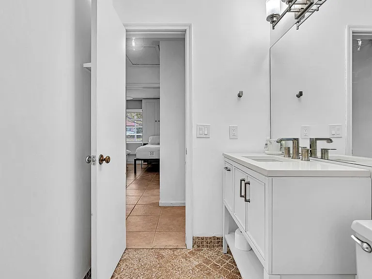 313 NW 42nd St — Photo 34