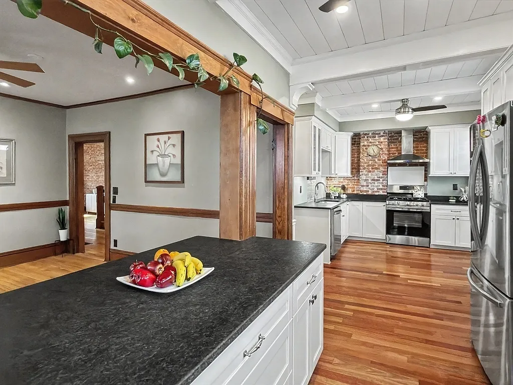 5 bed, 3309 sqft, $1,000 — Photo 2
