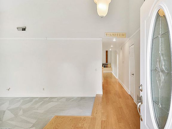 4th image of 465 Queensbury St