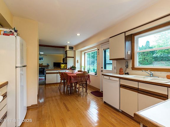 3rd image of 912 Cambridge Dr