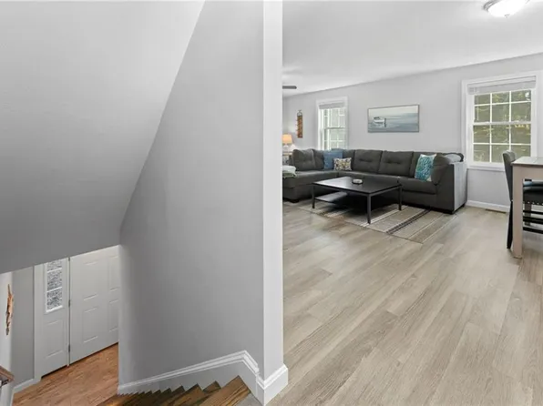 48 Stone Bridge Dr, South Kingstown, RI 02879