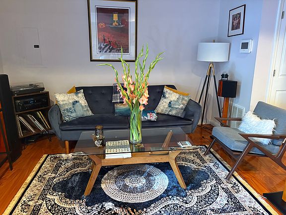 Living area w/furniture