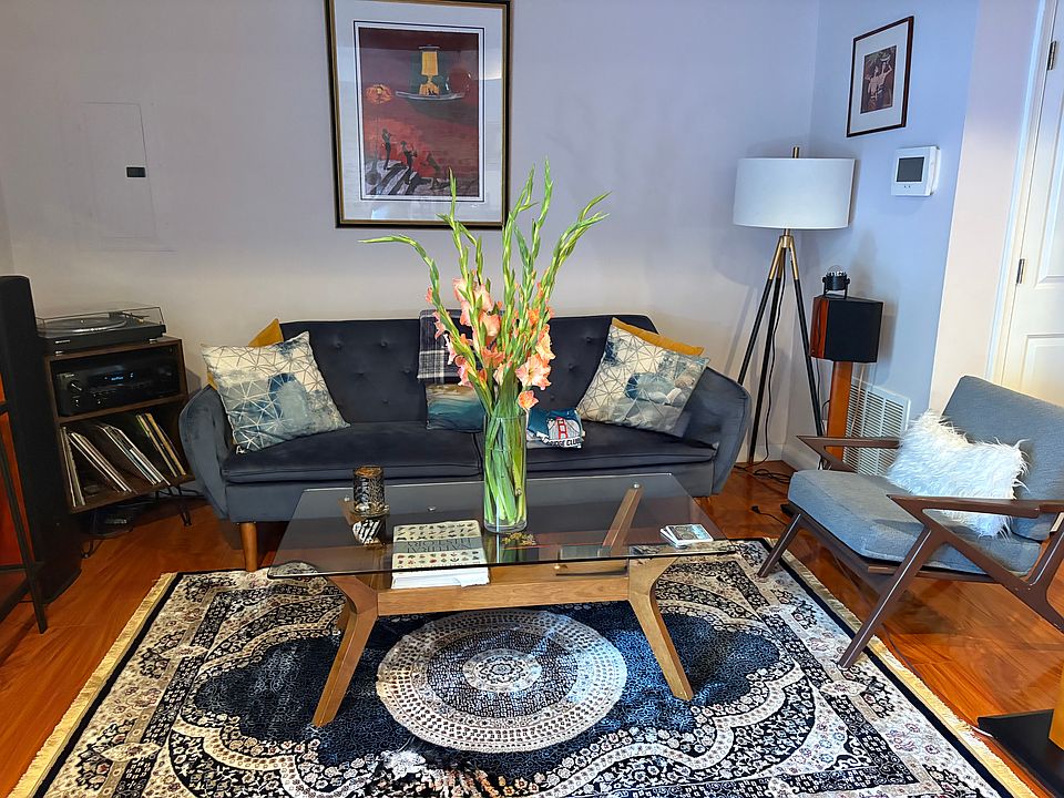 Living area w/furniture