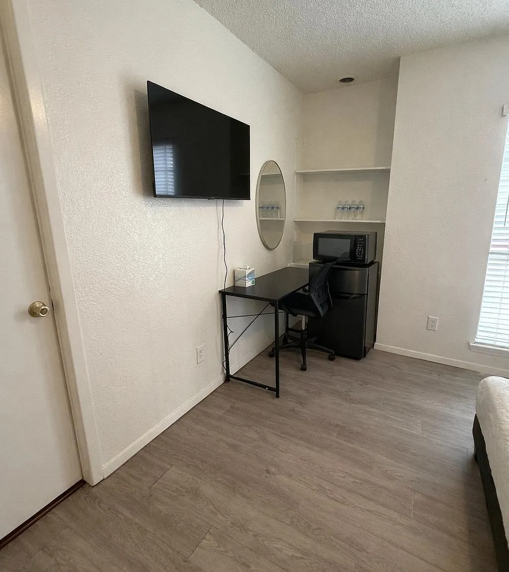 4 bed, 1.0 bath, 1400 sqft, $1,048 — Photo 1