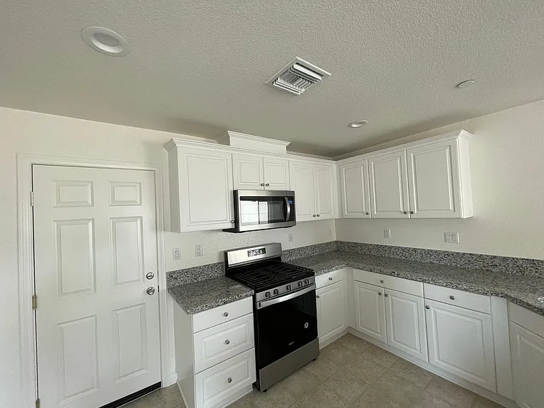 7709 Manor Dr — Photo 5
