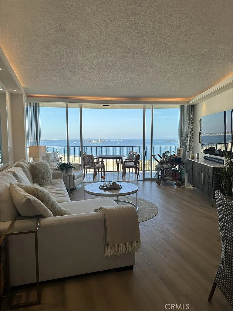 2 bed, 1080 sqft, $5,200 — Photo 2